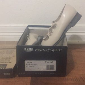 Size 7 1/2 Munro Mindy Shoes in Bone Leather